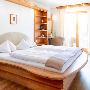 Zimmer mit Kingsize-Bett